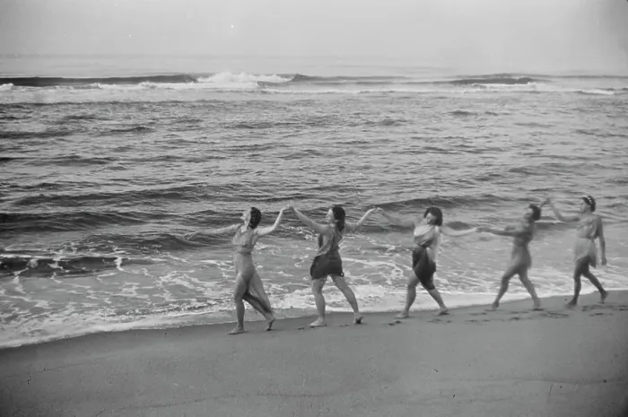 Framed Print : Elizabeth Duncan dancers and children, between 1916 and 1941. Creator: Arnold Genthe Framed Print : Elizabeth Duncan dancers and children, between 1916 and 1941. Creator: Arnold Genthe