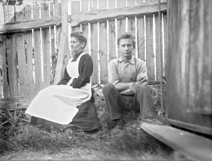 Framed Print : Elizabeth Esplain L'Estrange (nee Ely ) & son, Frederick Robert L'Estrange, 1906 Framed Print : Elizabeth Esplain L'Estrange (nee Ely ) & son, Frederick Robert L'Estrange, 1906