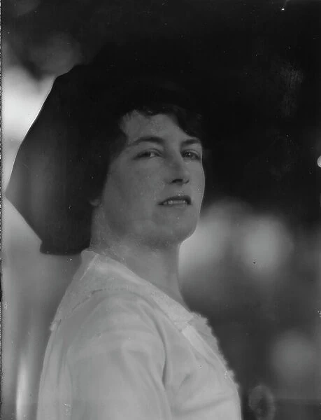 Elliston, Grace, Miss, portrait photograph, 1913 Aug. Creator: Arnold Genthe