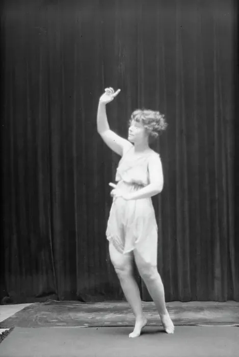 Framed Print : Elsie Dufour dancer, between 1918 and 1920? Creator: Arnold Genthe Framed Print : Elsie Dufour dancer, between 1918 and 1920? Creator: Arnold Genthe