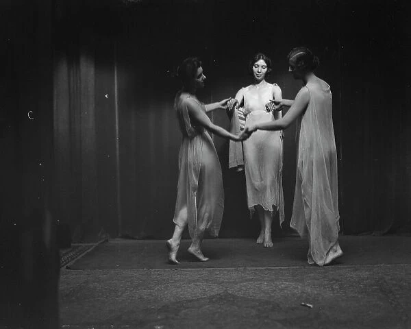Elsie Dufour dancers, between 1918 and 1920. Creator: Arnold Genthe