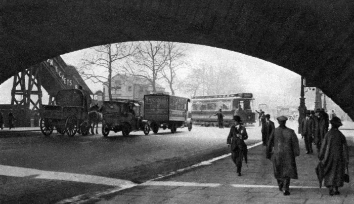 Framed Print : The Embankment, London, 1926-1927 Framed Print : The Embankment, London, 1926-1927
