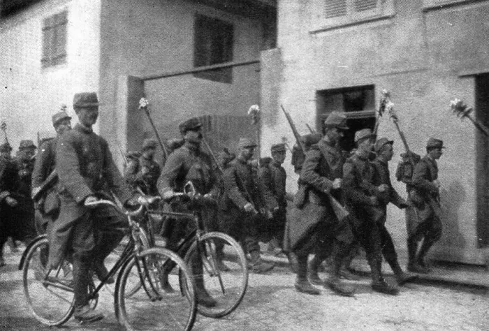 Framed Print : En Alsace et sur la Frontiere; nos fantassins et un etat-major de brigade entrent a Thann, 1914. Creator: Unknown Framed Print : En Alsace et sur la Frontiere; nos fantassins et un etat-major de brigade entrent a Thann, 1914. Creator: Unknown