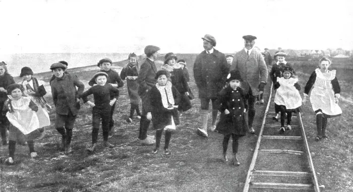 Framed Print : En Exil; L'ex-kronprinz en promenade dans l'ile de Wieringen, avec la bande d'enfants... 1918. Creator: Unknown
