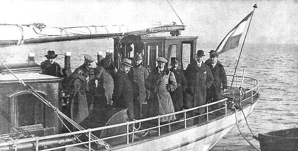 'En Exil; L'ex-kronprinz sur le bateau le conduisant a l'ile de Wieringen. L'ancien... 1918. Creator: Unknown