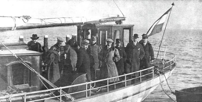 Framed Print : En Exil; L'ex-kronprinz sur le bateau le conduisant a l'ile de Wieringen. L'ancien... 1918. Creator: Unknown Framed Print : En Exil; L'ex-kronprinz sur le bateau le conduisant a l'ile de Wieringen. L'ancien... 1918. Creator: Unknown