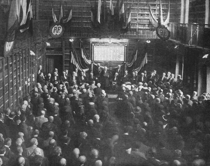 Framed Print : En l'honneur des avocats morts pour la Patrie; dans la Bibliotheque des avocats, au... 1916. Creator: Meurisse Framed Print : En l'honneur des avocats morts pour la Patrie; dans la Bibliotheque des avocats, au... 1916. Creator: Meurisse