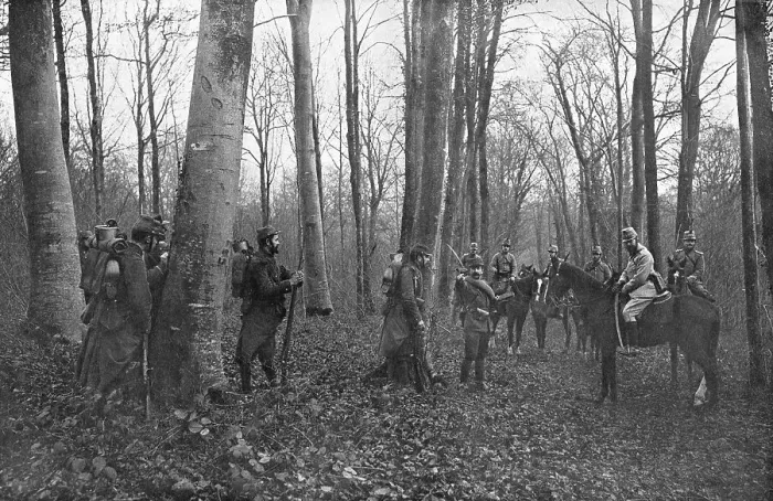 Framed Print : En Reconnaissance; la rencontre en foret de deux patrouilles Francaises, 1915. Creator: Unknown Framed Print : En Reconnaissance; la rencontre en foret de deux patrouilles Francaises, 1915. Creator: Unknown