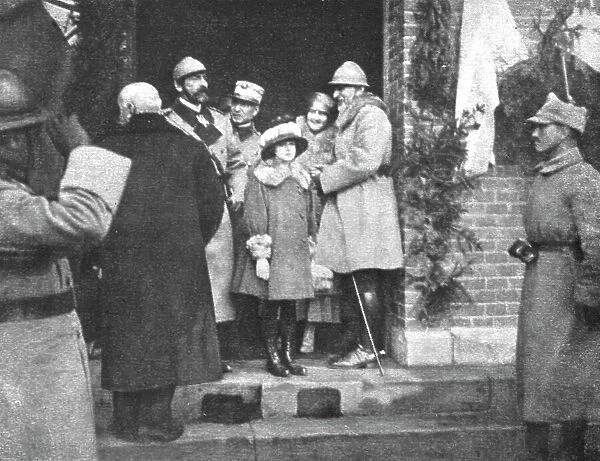 En Roumanie Liberee; La famille royale: a gauche, dans l'encadrement de la porte... 1918. Creator: Unknown