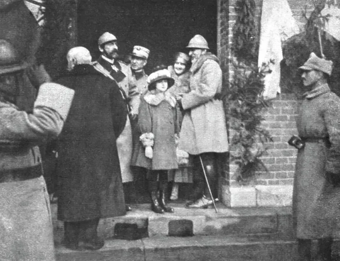 Framed Print : En Roumanie Liberee; La famille royale: a gauche, dans l'encadrement de la porte... 1918. Creator: Unknown Framed Print : En Roumanie Liberee; La famille royale: a gauche, dans l'encadrement de la porte... 1918. Creator: Unknown