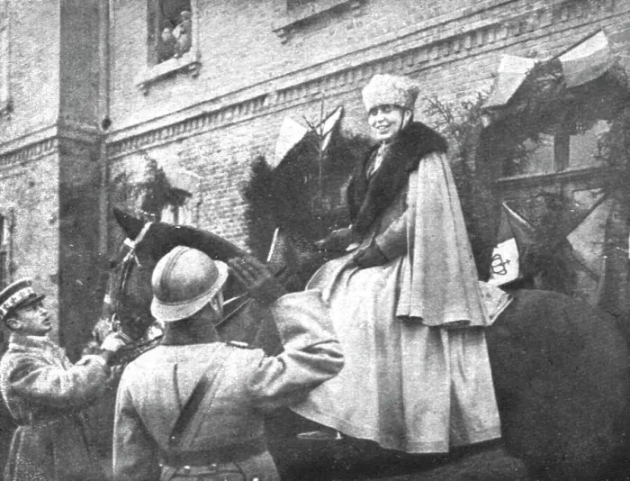 Framed Print : En Roumanie Liberee; La reine Marie, a cheval et en tenue de general, est saluee par un... 1918. Creator: Unknown Framed Print : En Roumanie Liberee; La reine Marie, a cheval et en tenue de general, est saluee par un... 1918. Creator: Unknown