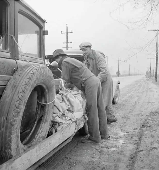 Framed Print : En-route to pea harvest in Imperial Valley, U.S. 99, Tulare, California, 1939. Creator: Dorothea Lange Framed Print : En-route to pea harvest in Imperial Valley, U.S. 99, Tulare, California, 1939. Creator: Dorothea Lange