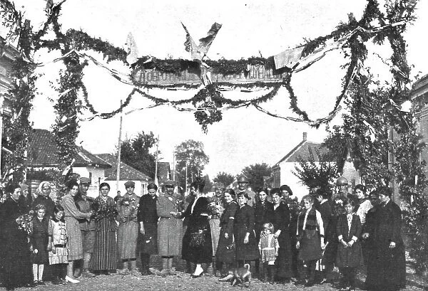 En Serbie Reconquise; Arc de triomphe dresse pour la reception des troupes francaises... 1918. Creator: Unknown
