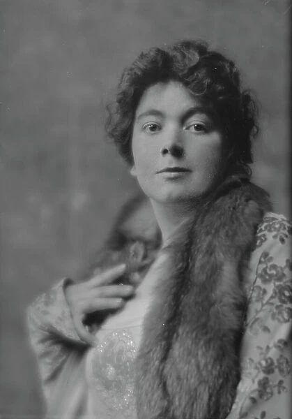 Endicott, George, Mrs. portrait photograph, 1916 Jan. 24. Creator: Arnold Genthe
