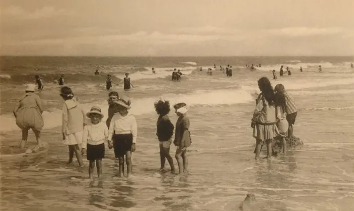 Framed Print : Enfants au Bain, (Children Bathing), c1900. Creator: Unknown Framed Print : Enfants au Bain, (Children Bathing), c1900. Creator: Unknown