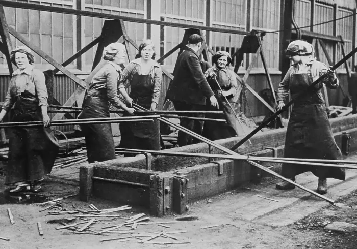Framed Print : English women in shipbuilding yards, between c1915 and c1920. Creator: Bain News Service Framed Print : English women in shipbuilding yards, between c1915 and c1920. Creator: Bain News Service