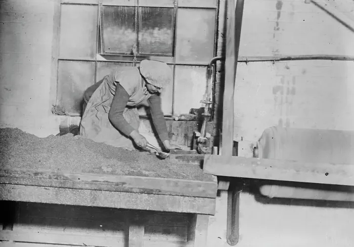 Framed Print : English women sifting steel grit, between c1915 and 1918. Creator: Bain News Service Framed Print : English women sifting steel grit, between c1915 and 1918. Creator: Bain News Service
