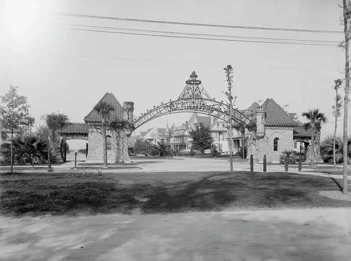 Framed Print : Entrance to Audubon Place, New Orleans, La. c1903. Creator: Unknown Framed Print : Entrance to Audubon Place, New Orleans, La. c1903. Creator: Unknown