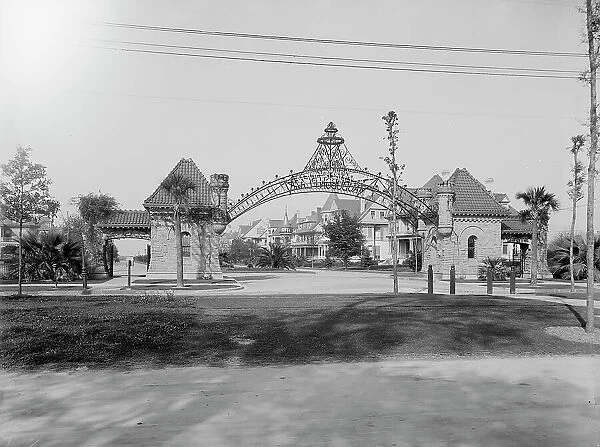 Entrance to Audubon Place, New Orleans, La. c1903. Creator: Unknown