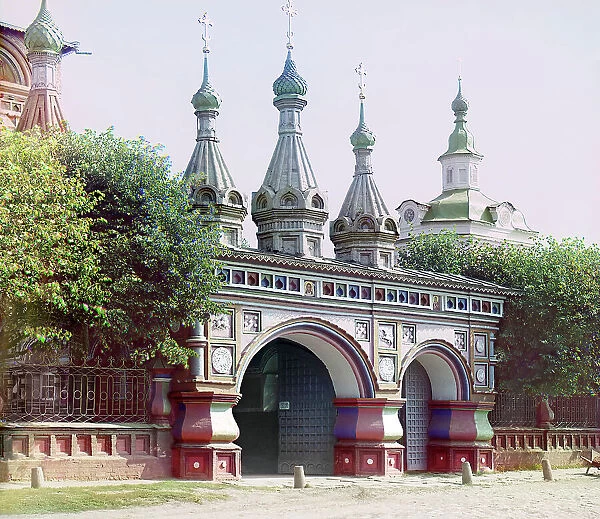 Entrance into the Church of the Resurrection, Kostroma, 1910. Creator: Sergey Mikhaylovich Prokudin-Gorsky