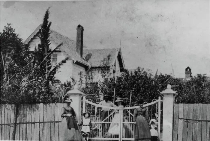 Framed Print : Entrance to old Cumbooquepa, the residence of Thomas Blacket Stephens, South Brisbane, c1873. Creator: William Boag Framed Print : Entrance to old Cumbooquepa, the residence of Thomas Blacket Stephens, South Brisbane, c1873. Creator: William Boag