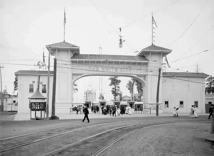 Framed Print : Entrance to the White City, Cleveland, O[hio], between 1900 and 1906. Creator: Unknown