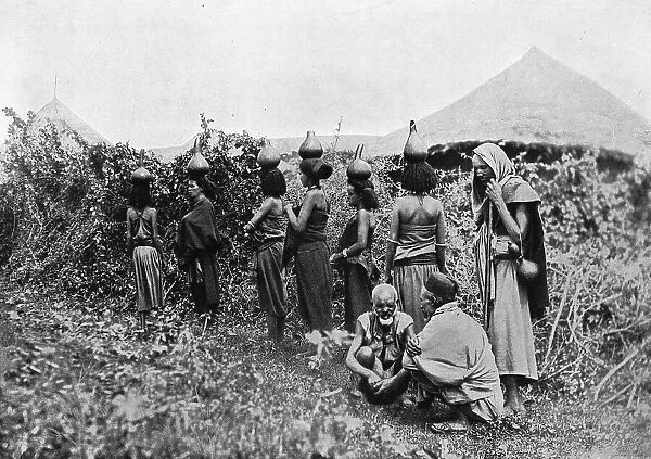 Environs de Harar. Jeunes filles Gallas revenant du puits; Le Nord-Est Africain, 1914. Creator: Unknown