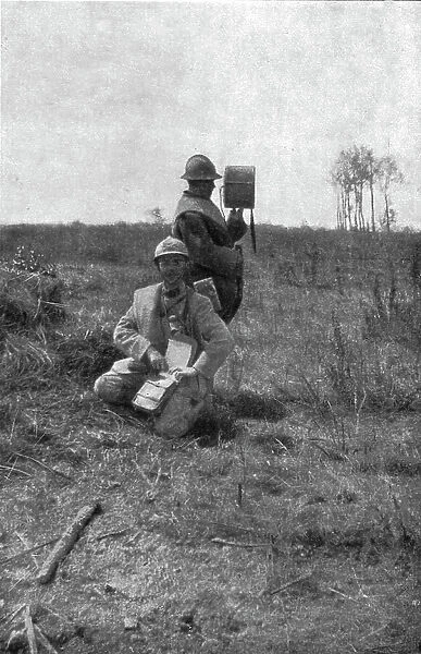 Episodes de l'offensive de la Somme; Lieutenant observateur d'artillerie, avec son... 1916. Creator: Unknown