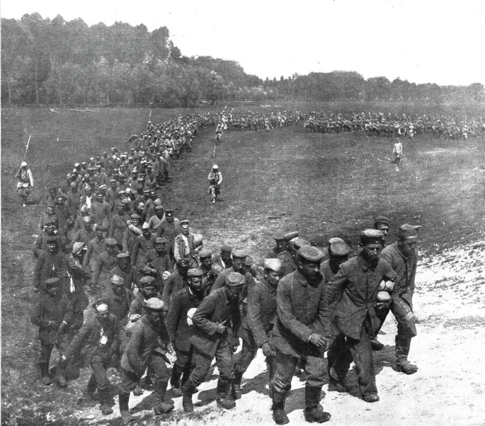 Framed Print : Evacuation de prisonniers allemands du front de la Somme, 1916. Creator: Unknown Framed Print : Evacuation de prisonniers allemands du front de la Somme, 1916. Creator: Unknown