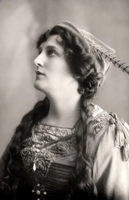Framed Print : Evelyn Millard (1869-1941), English actress, early 20th century. Artist: Foulsham and Banfield Framed Print : Evelyn Millard (1869-1941), English actress, early 20th century. Artist: Foulsham and Banfield