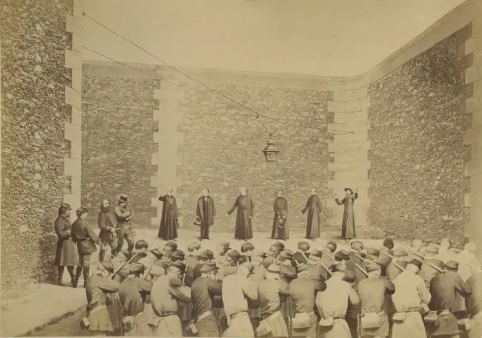 Framed Print : Execution des otages, prison de la Roquette, le 24 mai 1871, 1870-71 Framed Print : Execution des otages, prison de la Roquette, le 24 mai 1871, 1870-71
