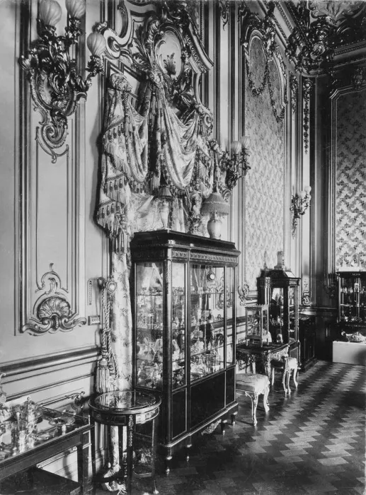 Framed Print : The Exhibition of the Faberge House, 1902. Artist: Bulla, Karl Karlovich (1853-1929)