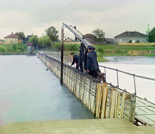 Extracting a spoke from the dam (Poare system) [Russian Empire], 1909. Creator: Sergey Mikhaylovich Prokudin-Gorsky