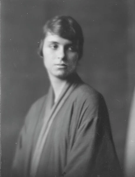 Eyre, Miss, portrait photograph, 1916. Creator: Arnold Genthe