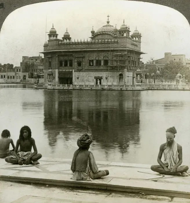 Framed Print : Fakirs at Amritsar, looking south across the Sacred Tank to the Golden Temple, India, c1900s(?)Artist: Underwood & Underwood Framed Print : Fakirs at Amritsar, looking south across the Sacred Tank to the Golden Temple, India, c1900s(?)Artist: Underwood & Underwood