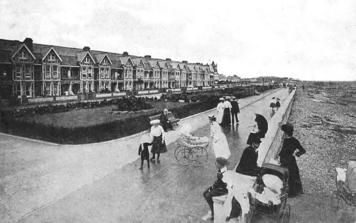 Framed Print : Families out walking on New Parade, East Worthing, West Sussex, c1900s-c1920s Framed Print : Families out walking on New Parade, East Worthing, West Sussex, c1900s-c1920s