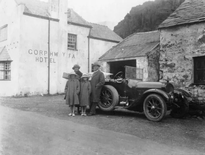 Framed Print : A family standing beside their car, Gorphwysfa Hotel, North Wales, c1920s-c1930s(?) Framed Print : A family standing beside their car, Gorphwysfa Hotel, North Wales, c1920s-c1930s(?)