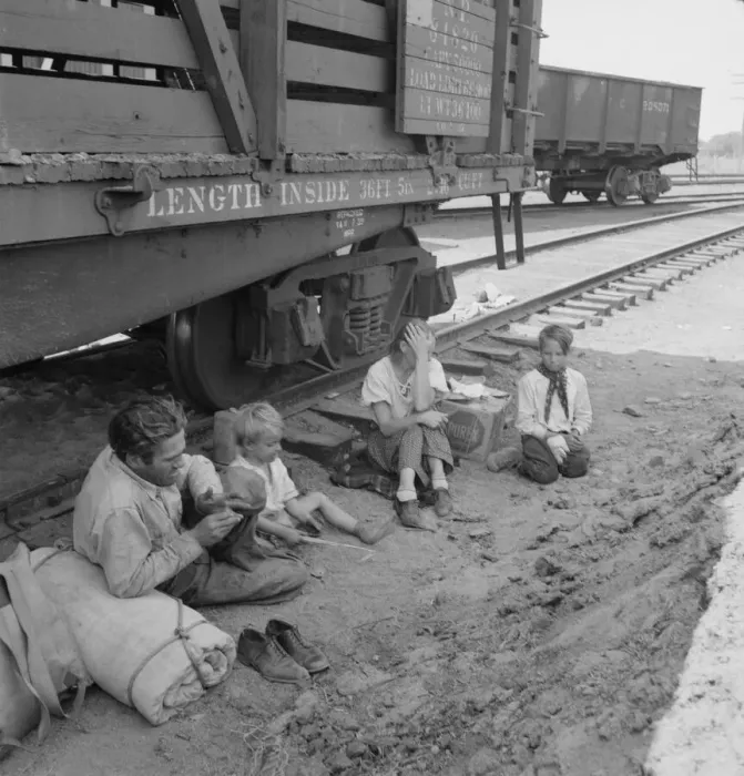 Framed Print : Family who traveled by freight train, Washington, Toppenish, Yakima Valley, 1939. Creator: Dorothea Lange Framed Print : Family who traveled by freight train, Washington, Toppenish, Yakima Valley, 1939. Creator: Dorothea Lange