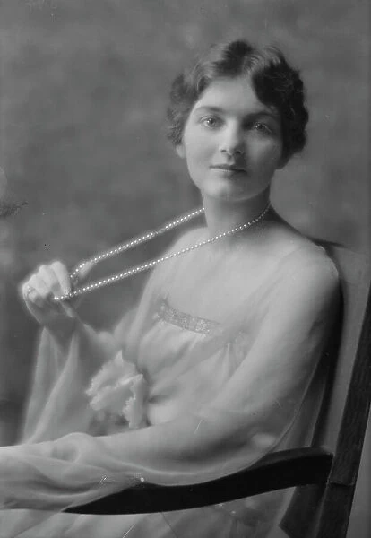 Fargo, Clara, Miss, portrait photograph, between 1911 and 1942. Creator: Arnold Genthe