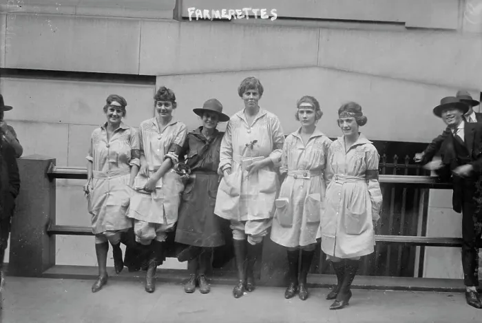 Framed Print : Farmerettes, between c1915 and 1918. Creator: Bain News Service Framed Print : Farmerettes, between c1915 and 1918. Creator: Bain News Service