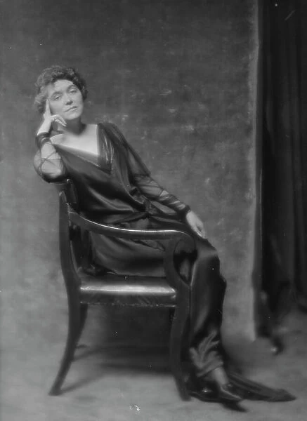 Felder, T.J. Mrs. portrait photograph, 1916 Mar. 3. Creator: Arnold Genthe
