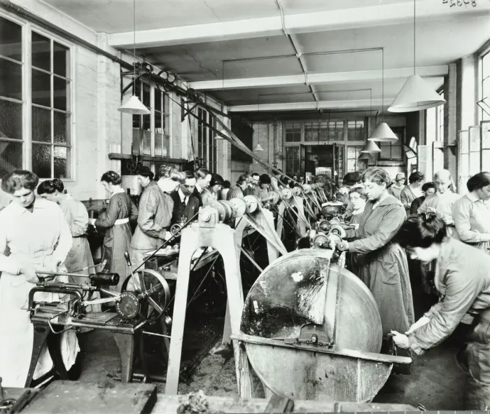 Framed Print : Female munitions workers, Shoreditch Technical Institute, London, 1915 Framed Print : Female munitions workers, Shoreditch Technical Institute, London, 1915