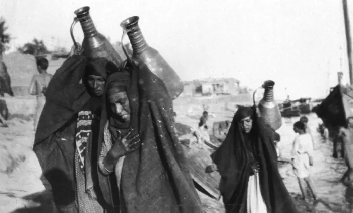 Framed Print : Female water carriers, Amarah, Iraq, 1917-1919 Framed Print : Female water carriers, Amarah, Iraq, 1917-1919