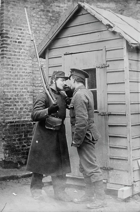 Framed Print : Feu, s'il vous plait, British & French at E´taples, between 1914 and c1915. Creator: Bain News Service. Feu, s'il vous plait, British & French at E´taples, between 1914 and c1915. Creator: Bain News Service Framed Print : Feu, s'il vous plait, British & French at E´taples, between 1914 and c1915. Creator: Bain News Service. Feu, s'il vous plait, British & French at E´taples, between 1914 and c1915. Creator: Bain News Service