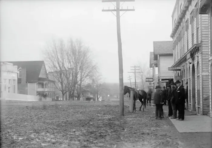 Framed Print : Feud - Scenes in Virginia Mountain Town at Trial After Feud, 1912 Creator: Harris & Ewing. Feud - Scenes in Virginia Mountain Town at Trial After Feud, 1912 Creator: Harris & Ewing Framed Print : Feud - Scenes in Virginia Mountain Town at Trial After Feud, 1912 Creator: Harris & Ewing. Feud - Scenes in Virginia Mountain Town at Trial After Feud, 1912 Creator: Harris & Ewing