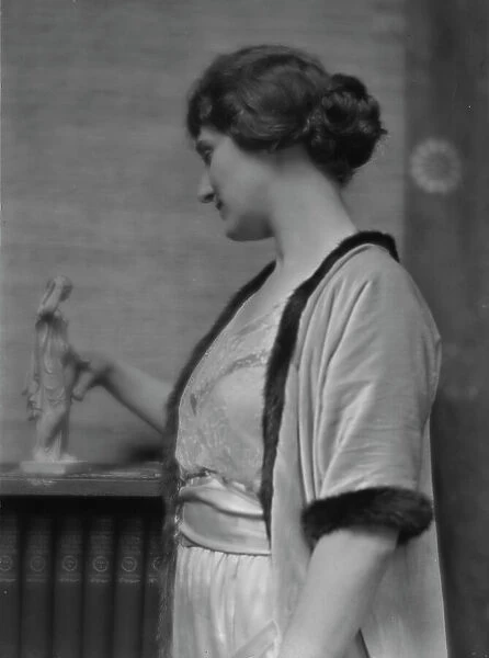 Field, Marshall, Mrs. (Miss Evelyn Marshall), portrait photograph, 1914 Dec. 15. Creator: Arnold Genthe