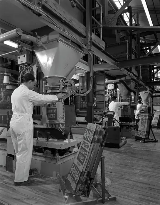 Framed Print : Filling bags of animal feed, Spillers Animal foods, Gainsborough, Lincolnshire, 1963 Framed Print : Filling bags of animal feed, Spillers Animal foods, Gainsborough, Lincolnshire, 1963