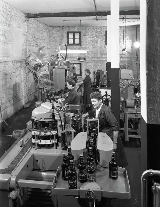 Framed Print : The final stages of bottling whisky at Wiley & Co, Sheffield, South Yorkshire, 1960 Framed Print : The final stages of bottling whisky at Wiley & Co, Sheffield, South Yorkshire, 1960