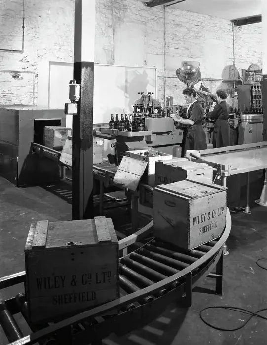 Framed Print : The final stages of bottling whisky at Wiley & Co, Sheffield, South Yorkshire, 1960 Framed Print : The final stages of bottling whisky at Wiley & Co, Sheffield, South Yorkshire, 1960