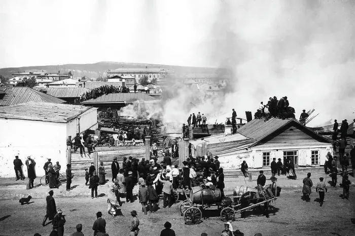 Framed Print : Fire in Krasnoyarsk on Pesochnaya Street, 1910. Creator: LI Vonago
